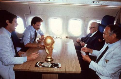 historicpicturess: Bearzot, Pertini, Zoff and Causio playing “scopone” while flying
