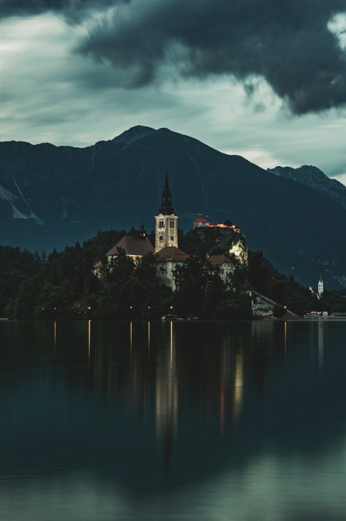 ikwt:    Mystic Lake Bled (Alex Gaflig) | instagram 