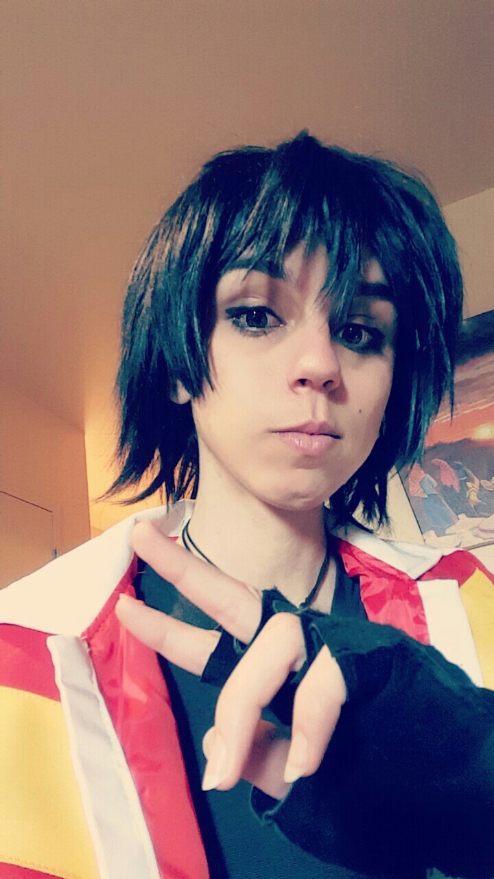 cosplaying at Colossalcon! I’m in the room right now but I think I’m gonna go