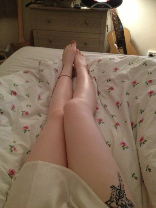 totallyfuckingfetch:  My silk nightie is cute 