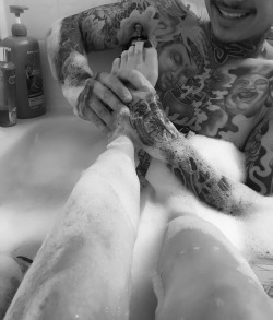 Goldbloodedbabe:  🖤 Bath Twime With Daddy 🖤