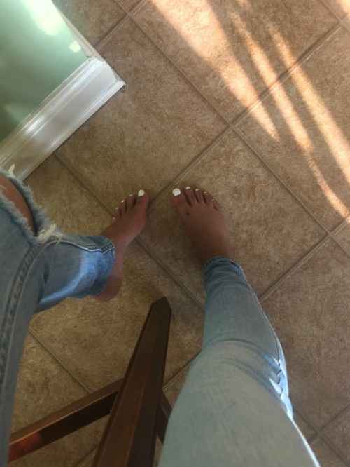 wvfootfetish:ayesharae1:want to see more? message me Beautiful feet Toe