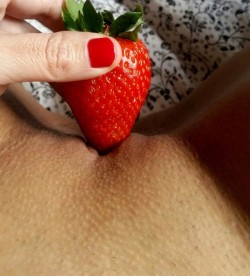 brujitalove:  Strawberry and me…