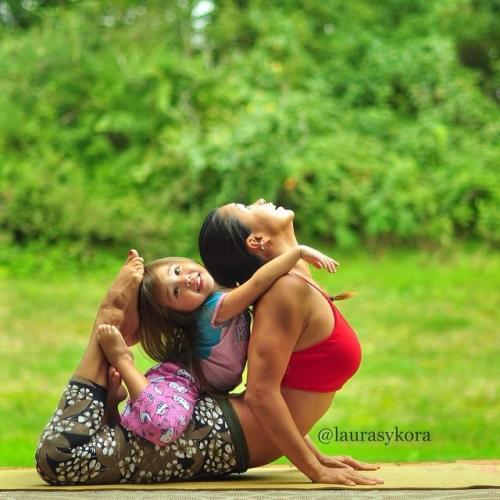 safetypin-up:  southerngirlfitness:  tonedbellyplease:  I’ve reblogged this before but it’s just too precious  ♥♥  I need to learn yoga now so I can do this with my future child   Mi hija :3