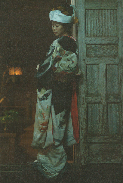 shesnake:  Kim Min-hee on the set of The Handmaiden (2016) dir. Park Chan-wook