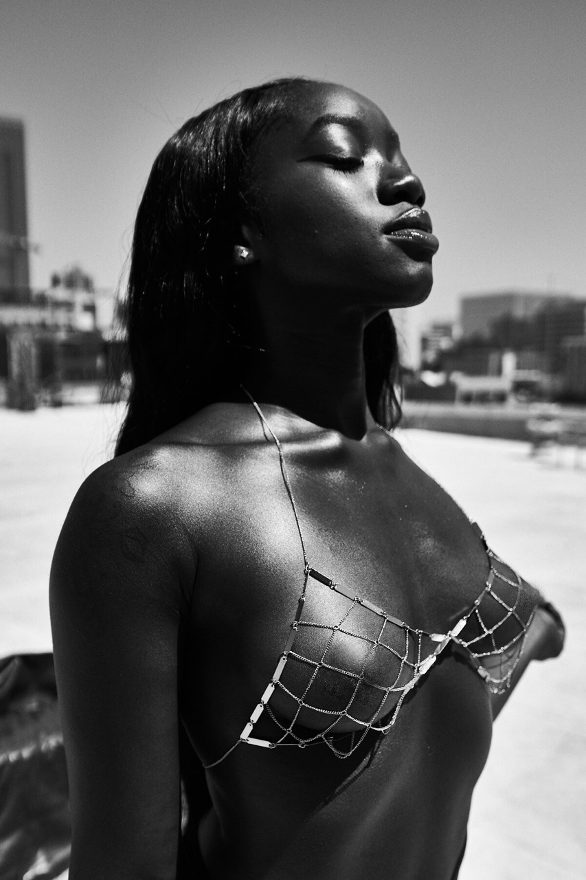 femmee-fatale: Pretty little bird You’ve hit the window a few times  Pretty little
