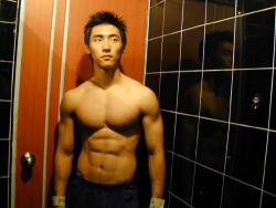 otokonosekai:  handsome cutie with such a hot body. old picture, but i really wanna know his name. 