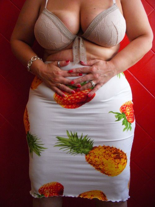 dirkduncen: absolute a pure goddess , curves to adore.