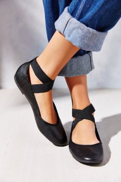 danos-bi-adventures:  shoe-shopping:   Kimchi    I want to cum in these flats and drink it out 