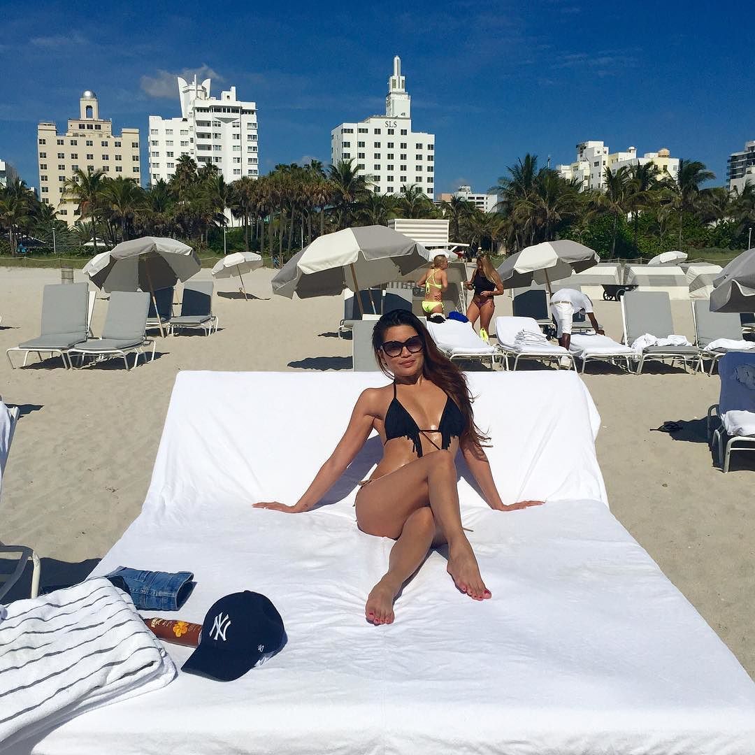 Welcome back to Miami 🌴 Tanning session before tonight! 🎬 by charmanestar