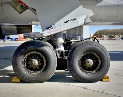 United Airlines 1998 Boeing 767-300 N664UA c/n 29236 left main gear. San Francisco Airport 2022.