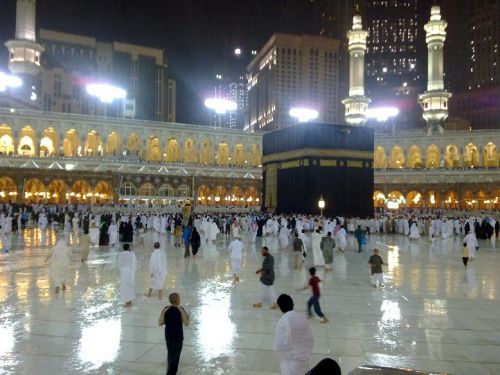 The Haram (Courtyard of the Holy Sanctuary) at Nightwww.IslamicArtDB.com » Islamic Architecture » Saudi Arabia » Makkah (Mecca), Saudi Arabia » al-Masjid al-Haram in Makkah, Saudi Arabia » The Ka`ba