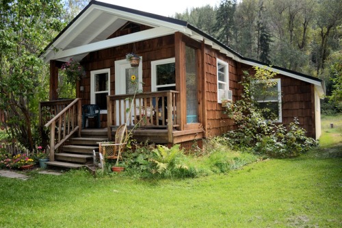 cabininsight:  Cottages don’t get much cuter than this. Tucked in a northern Washington valley close to rivers and a sweet little town, this one bedroom cabin is surrounded by a couple acres of lawn and gardens. It’s priced right at 赓k and you
