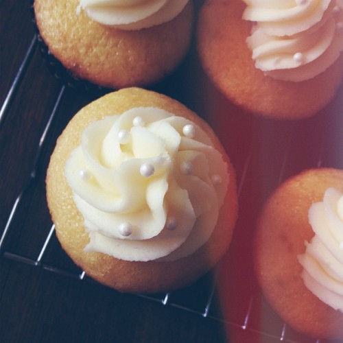 alwaysthepadawan:  Vanilla cupcakes with little pearls on them! Also for sale tonight!
