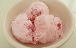 yue-tama:  Strawberry ice cream for dessert.