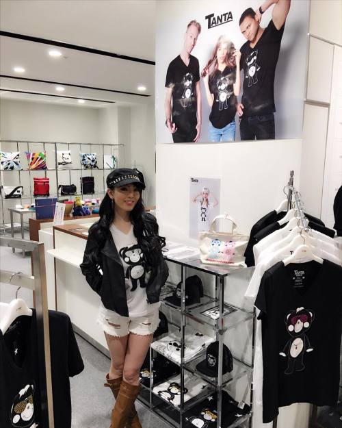 寒いと思ってなくてショーパンで行ったら寒すぎた笑 この前買ったTシャツ着てまたお邪魔してきたよぉ👯 #TANTA #TANTAclothing #tantagirls by official_hitomitanaka