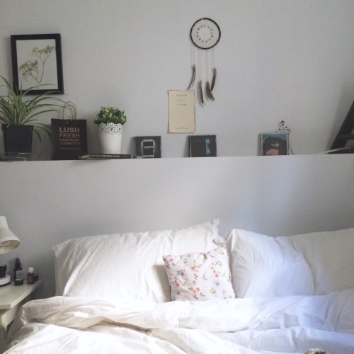 adaurable:I am quite proud of my sweet little bedroom and I like filling it up with flowers ☁️