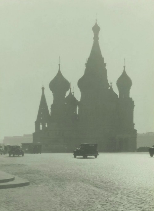 gueule-de-loupviolette:  Cathédrale Saint-Basile-le-Bienheureux sur la place Rouge de Moscou ( 1940s).