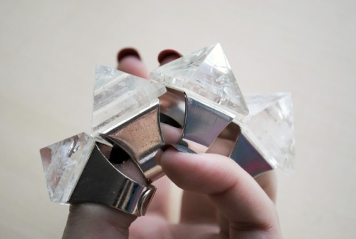 Quartz Pyramid Rings✨ Large crystal quartz rings set on wide, silver toned bands. An absolutley brea