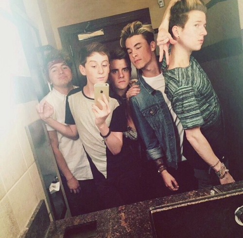 o2l-5ever:Connor & the boys! Ugh I miss these group photos ❤️