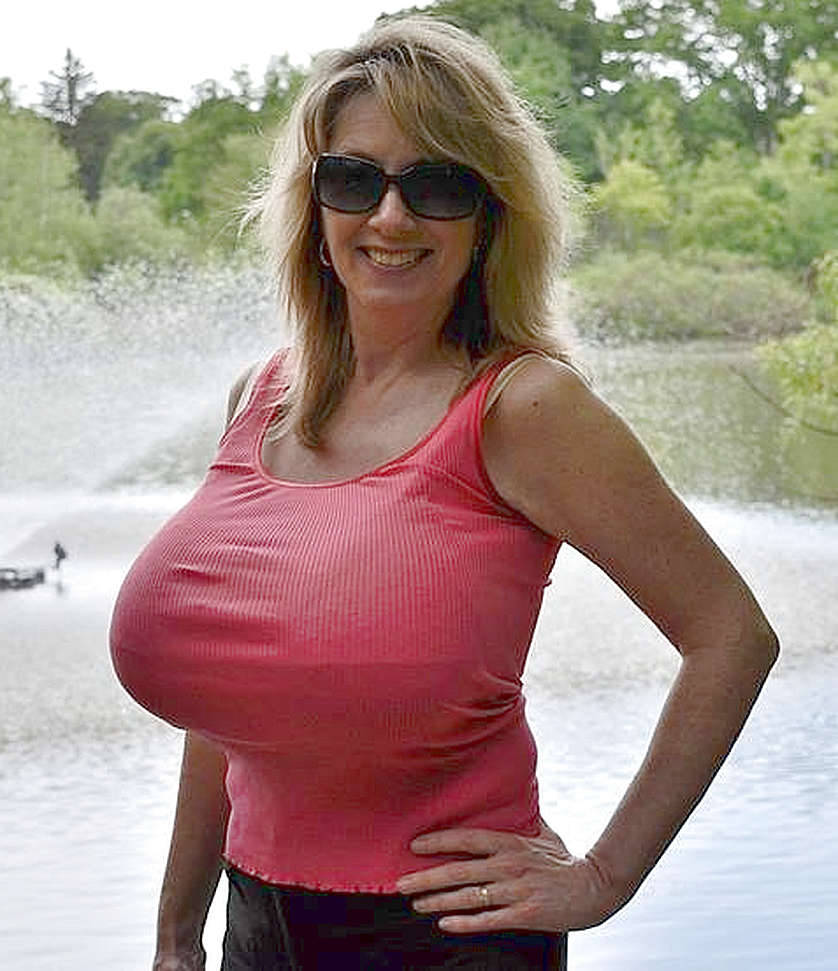 40kk:  yoshthelazyauthor:  Found moar~  Man Iâ€™d love to meet her. What a body.