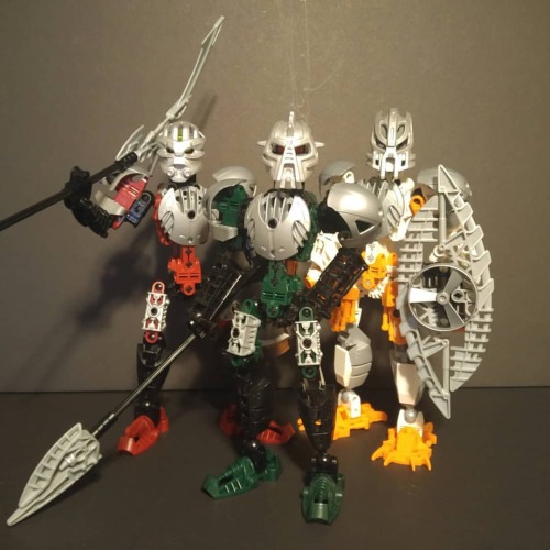 These three fearsome warriors serve as the Toa Hagah protectors of Makuta Kernaihi. After the Brothe