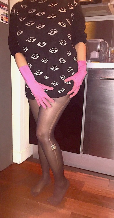 thepantyhoseeffectprivate: Naughty housewife in ripped pantyhose Ohhh, another pair for the sex bag!