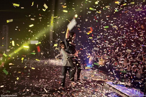 unf-kellin-quinn:  Kellin carrying Vic off stage is the cutest thing 