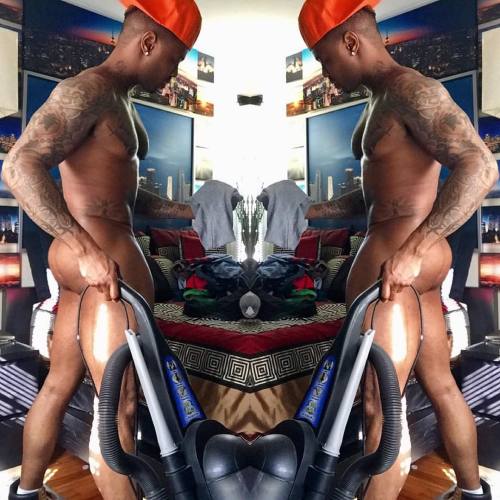 deandre81:  LET ZADDY CLEAN UP ON HUMP 🍑DAY 😜….. #STROKING #MOOD #NOSLEEP #TATTED #BAE ZADDY #CLEANING Don’t forget to add @raundall81  (at Atlanta, Georgia)