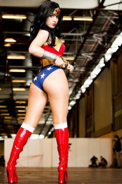 comicbookcosplay:  Wonder Woman