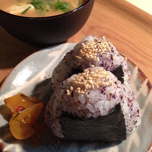 mcsgsym:  ゆかりのおむすびとお味噌汁。今朝も冷え込みますね。