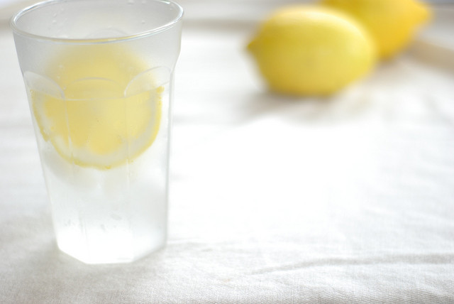cervu:  cold water + a slice of lemon by . siiri . on Flickr. 