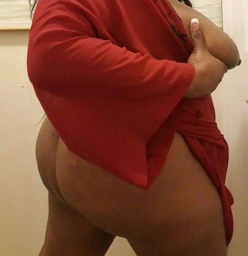 grown-sexy68:  jaybosqueeze:  grown-sexy68:Just got out the shower feeling sexy in my RED! 
