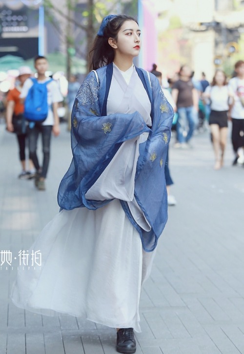 ziseviolet: Traditional Chinese Hanfu Street Fashion  Influenced by the hanfu revival movement,