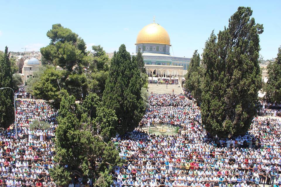 pxlestine:  200,000 Prayers in Al-aqsa today attended the first Friday prayer in