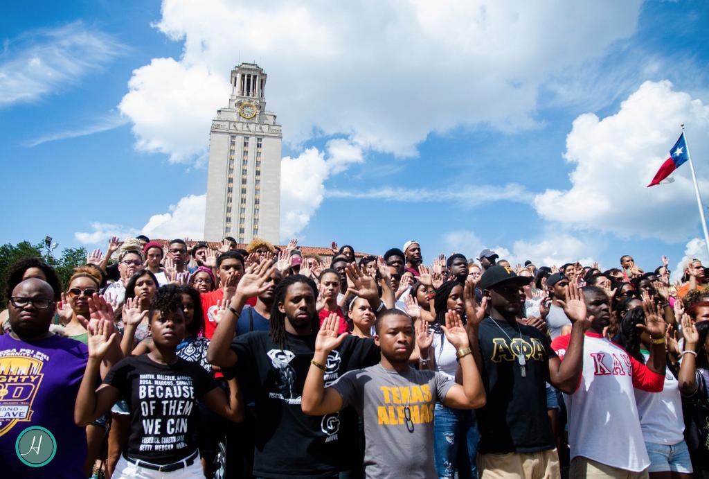 yo @TheBlackVoice @TheBlackGuyX students & faculty at @UTAustin are in solidarity & support of #MikeBrown & #Ferguson