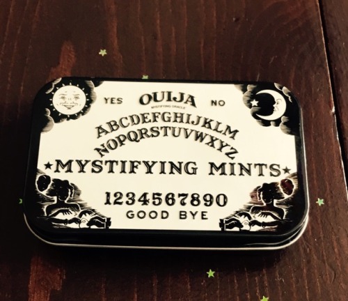 samhainsky:My Pocket Altar!I found this incredible tin and knew it was the right time for mini- Magi