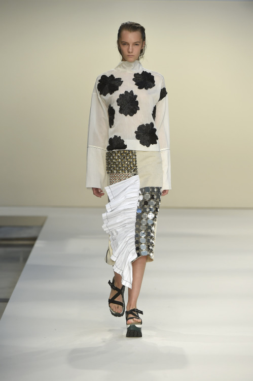 Défilé Marni Printemps été 2015 à Milan http://fashions-addict.com/L-intense-collection-Marni_378___