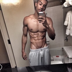 manuponman:  sexy essfitcee:  That V is killin tho  