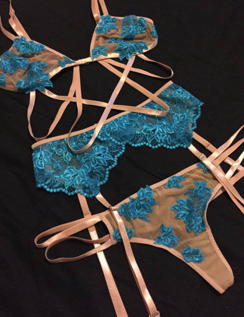 Porn photo inlovewithburlesquelingerie:  Night and Gale