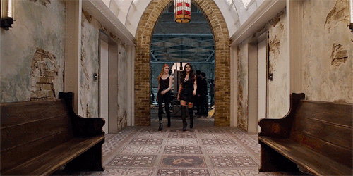 magnusedom:Clary Fairchild and Isabelle Lightwood in Shadowhunters: 1x05 “moo shu to go”
