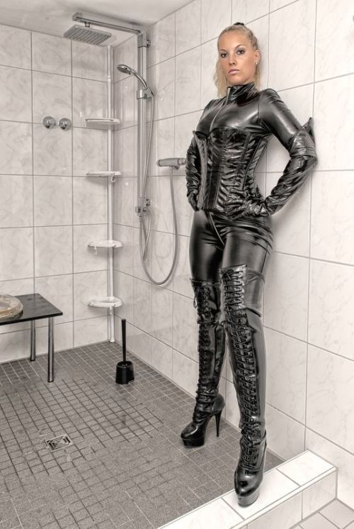 babycowboyvoid:Free pics and videos… www.femdom-latex.com