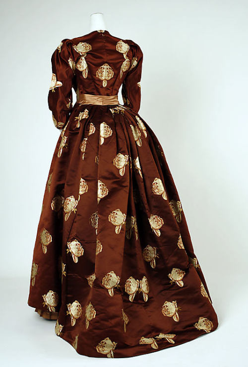 ephemeral-elegance:  Dinner Dress, 1883 Attributed to House of Worth via The Met 
