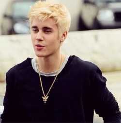 life-and-boys:  Justin is way hotter blonde!