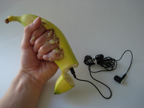 j6:  indepenisday:  Banana Knuckles (organic edible brass knuckles) with mp3 player  okay what the fuck 