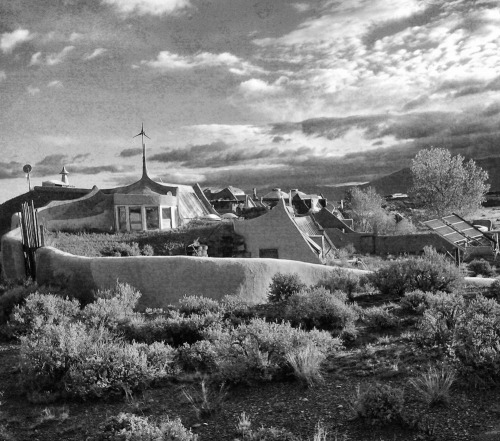 Builders of Worlds IVEarthship village ecologies, New Mexico, by Michael Reynolds.“Throughout the la