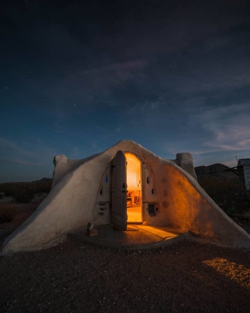 seansavestheworld: utwo: Off-grid Adobe Dome in the Desert / Terlingua © airbnb I need to book 