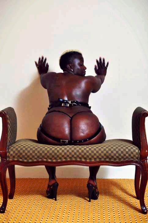 cancer69lust:  blackmopro:  heavenhearse7en:  Chocolate sensation  Uhuuu black is
