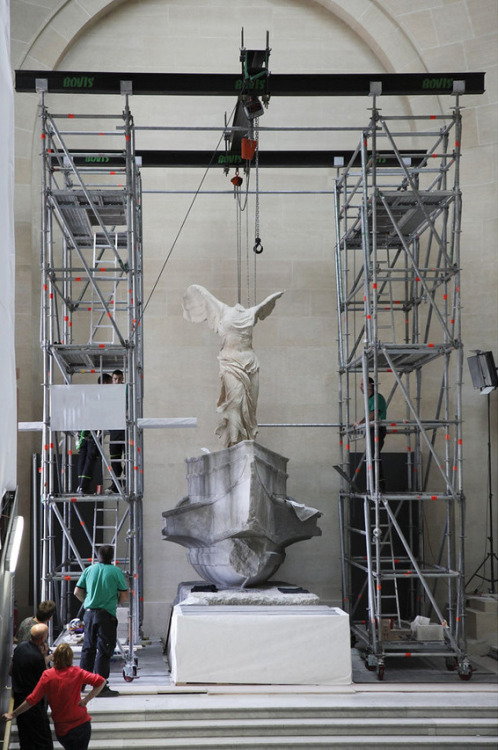 “ Winged Victory of Samothrace goes back into the Louvre
”