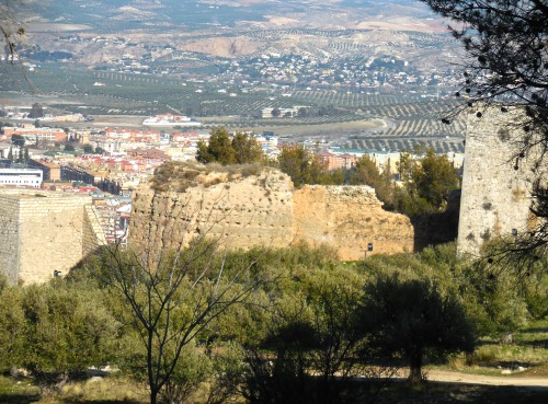 Ruinas de la muralla de la ciudad con olivares en la distancia, Jaén, 2016.